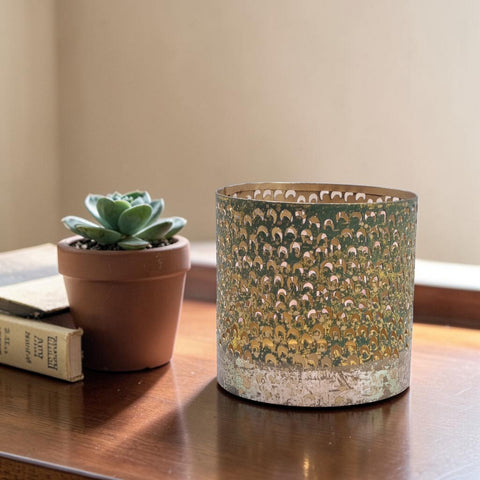Grüner und goldener metallic teelichthalter mit strukturierter oberfläche und muster, 10 cm groß