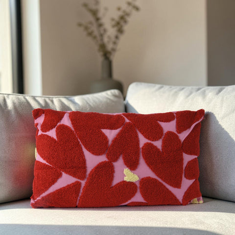 Rechteckiges kissen kissen herzen 30x50 mit weichen roten herzen auf rosa plüschoberfläche