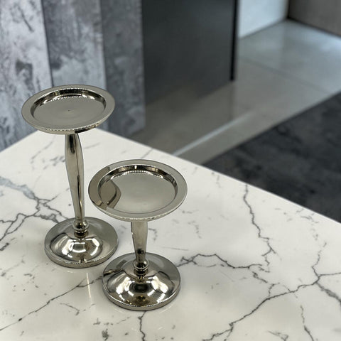 Zwei elegante kerzenständer silber mit schlanken stielen und polierter metallischer oberfläche