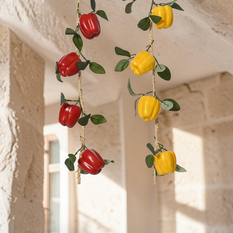 Eine dekorative girlande paprika 140cm aus naturfaser mit roten und gelben hängenden paprika