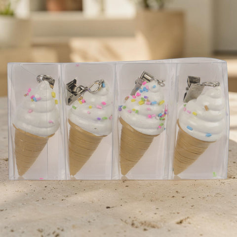 Vier tischdeckengewicht eis mini eis schlüsselanhänger mit weißen swirl kugeln und bunten streuseln an metallhaken