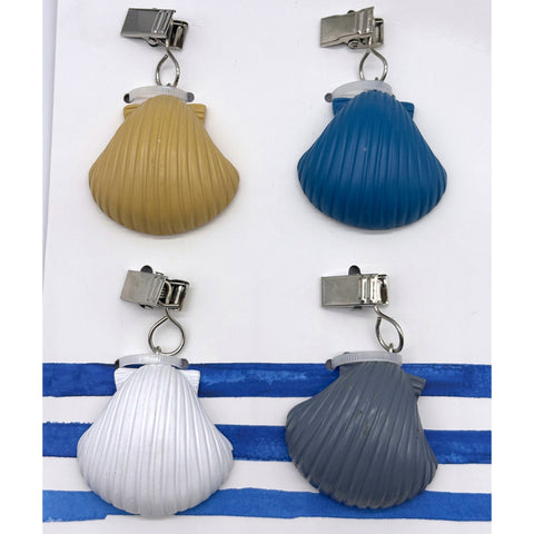 Vier clip-on tischdeckengewichte muschel in beige blau weiß und grau aus kunststoff mit silbernen metallclips