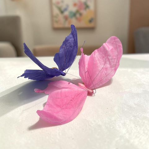 Zwei dekorative papier schmetterlinge von dekoclip turid in lila und rosa mit feinen flügelmustern und drahtkörpern 35 cm