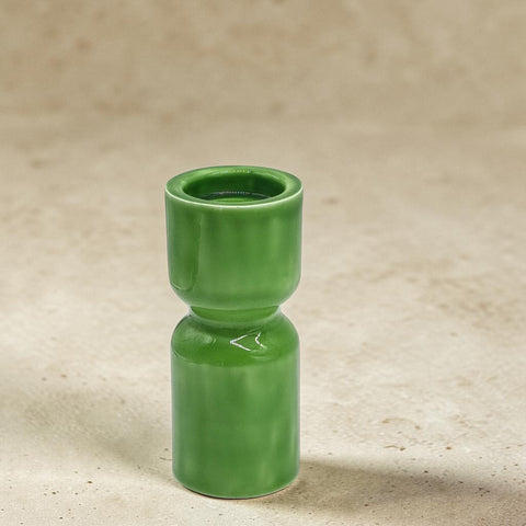Ein grüner keramischer kerzenhalter 19x8,2 cm mit modernem zweiteiligem design und glänzender oberfläche