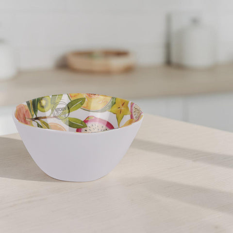 Weiße keramisch schale fruchtmuster mit buntem innenraum und tropischen früchten kiwi ananas und drachenfrucht