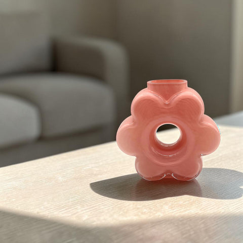 Glasvase blume rosa aus durchscheinendem rosa glas geformt wie eine blume mit fünf runden blütenblättern
