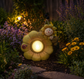 Led-blumenbiene mit blume gelb sonnenblumenförmte led-gartenleuchte mit lächelndem gesicht und marienkäferdetails