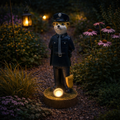 Ein 30 cm solar erdmännchen polizist figur mit schwarzem körper und brauner gesichtsfarbe auf warm leuchtendem holzsockel