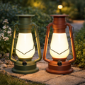 Solarlaterne in öllampen-optik mit zwei vintage-stil solarlaternen in olivgrün und kupferbronze mit frostglas und ledlicht