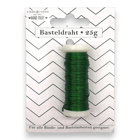 Ein spule grüner basteldraht aus metall, ordentlich aufgewickelt und verpackt für bastelprojekte