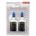 Zwei weiße bastelleim kleberflaschen mit blauen deckeln im 2er set in blisterverpackung auf schwarz-weißem zickzackmuster