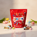 Rote plastikverpackung von Celebrations Oster-Mix mit bunten schokoladeneiern und verschiedenen pralinen 350 g