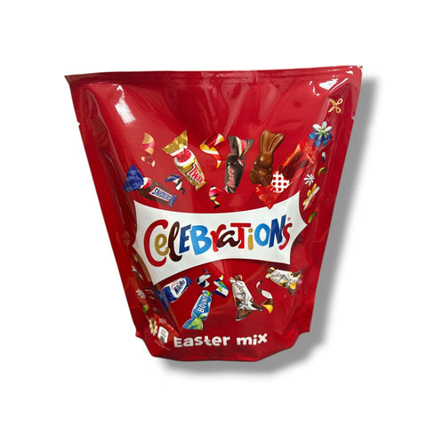 Rote plastikverpackung celebrations oster-mix 350 g mit bunten schokoladeneiern und sortierten schokoladen