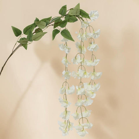 Weiße künstliche duftwicke 85cm mit grünen blättern und zarten hängenden blüten aus kunststoff