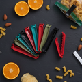 Ein set bunter verschlussclips aus plastik in rot schwarz türkis und olivgrün für lebensmittelbehälter