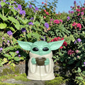 Gartenfigur grogu mintgrüne und cremefarbene baby yoda öldiffusorfigur mit kleinem braunem schälchen