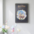 Disney Metallplatte Hogwarts A2 mit schwarzem Rahmen und Aquarellillustration von Hogwarts umgeben von weißen und gelben Blumen