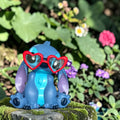 Dekofigur stitch aus blauem material mit roter herzförmiger brille ideal zur wohnungsdekoration