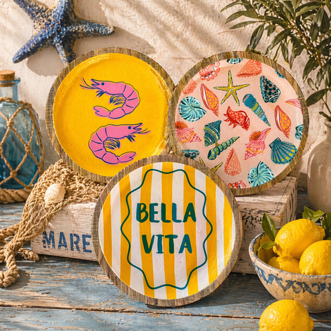 Drei dekorative platte 19,5 cm aus holz mit bunten sommerlichen meeresmotiven und bella vita schriftzug