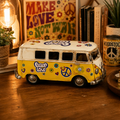 Gelb-weißer vintage metallmodell hippie van 27x11x13cm mit peace love dekoren und bunten friedenszeichen