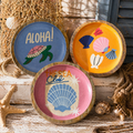 Drei handbemalte holzuntersetzer dekorative platte 14,5 cm mit strandmotiven, lebendigen farben und muschelverzierung
