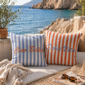 Zwei gestreifte kissen 43x43cm mit blau weißen ciao bella und orange weißen dolce vita schriftzügen