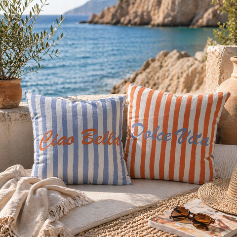 Zwei gestreifte kissen 43x43cm mit blau weißen ciao bella und orange weißen dolce vita schriftzügen