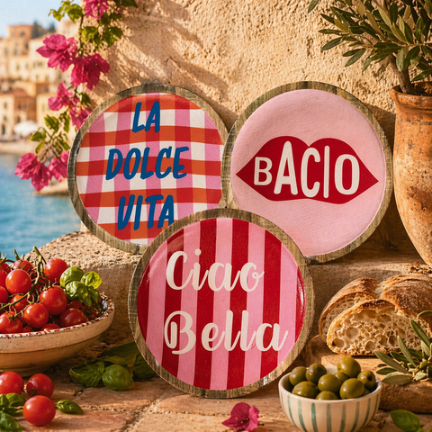 Drei runde rustikale holzplatten 19,5 cm mit la dolce vita muster und bacio design in rot und rosa