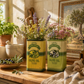Zwei vintage-olivenöllampen in gelb und grün mit streifenmustern als vasen im produkt vase oliven öl