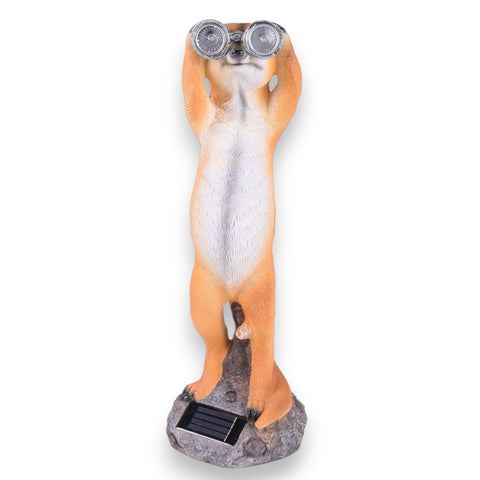 Led solar erdmännchen statue in orange und weiß mit silbernem fernglas und solarpanel im felsigen sockel