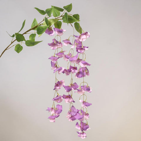 Eine zarte künstliche duftwicke rebe mit hängenden lila blüten und grünen blättern 85 cm lang
