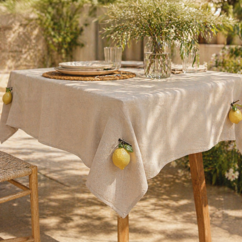 Beige leinentischdecke mit bestickten gelben zitronen und grünen blättern tischdeckengewicht zitrone