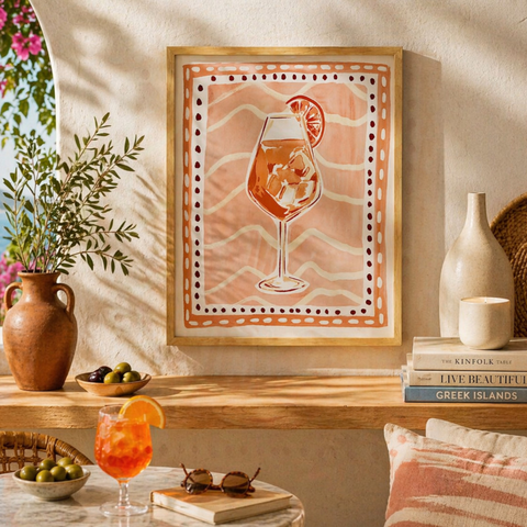 Ein gerahmtes wanddeko cocktail 40x50 mit stilisierter oranger cocktailillustration im weinglas vor pfirsichfarbenem hintergrund