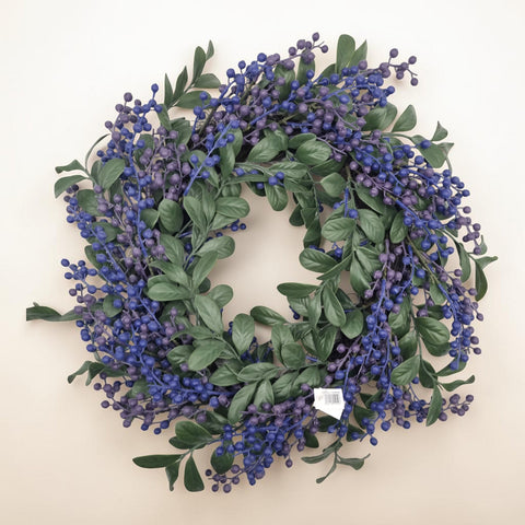 Blattkranz mit blauen beeren 50cm aus künstlichen grünen blättern und tiefblauen beeren als dekoration