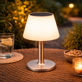 Solar-tischlampe mit dimmer und brushed metallic basis mit weißem konischem schirm für den außenbereich