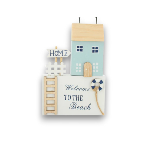 Holz figur haus beach aus holz mit hellblauem korpus, naturholz dach und tür, weißer grundfläche mit welcome to the beach schriftzug und rettungsring akzent