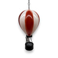 Led solar heißluftballon ornament mit rot-weiß gestreiftem ballon, schwarzem korb und kette zur aufhängung