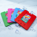 Großes kühlelement 32x25cm aus rotem silikon mit buntem ice cold label und abgerundeten ecken