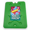 Großes grünes plastik kühlelement 32x25cm mit bunter etikette, eiswürfeln und text ice cold ice pack