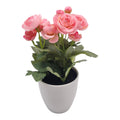 Ein zarter rosa künstlicher ranunkelstrauß in einem eleganten weißen keramiktopf, ranunkel 20cm rosa