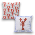 Zwei dekorative kissen outdoor 45x45cm mit hummermotiv ein mit roten lobstern und sternen, das andere mit einzelendem hummer und blauem rand