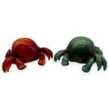 Zwei glänzende krabbenfiguren aus harz in den farben rot und grün krabbe gloss 2 farben
