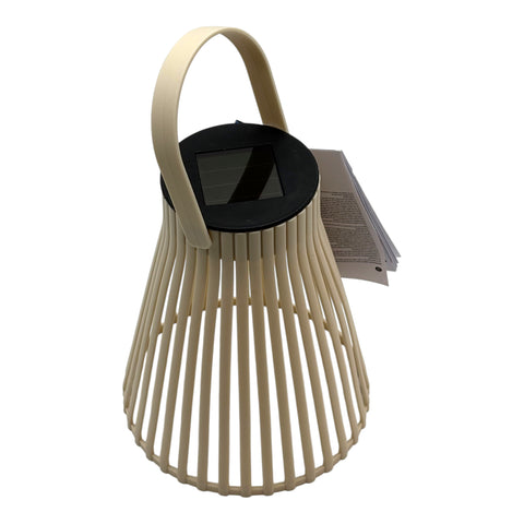 Beige bambus optik solar laterne mit schwarzem rundem deckel und griff in warmweißes licht