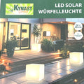 Weiße würfelförmige led solar gartenleuchte 20x20 cm mit sensor für energiesparende außenbeleuchtung