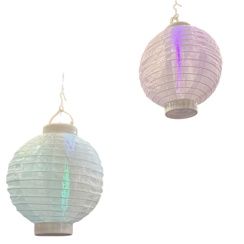 Zwei kugelförmige lumineo solar laternen 20cm aus papier mit sanftem lavendelfarbenem und tealfarbenem licht
