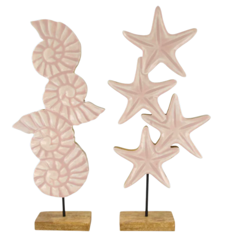Set aus drei rosa keramik meerestierdekorationen mit nautilusschale und sternen auf mangoholzbasis
