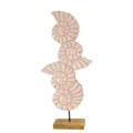Eine zarte rosa keramikskulptur mit gestapelten spiralförmigen ammoniten auf mangoholzsockel maritime holzfigur