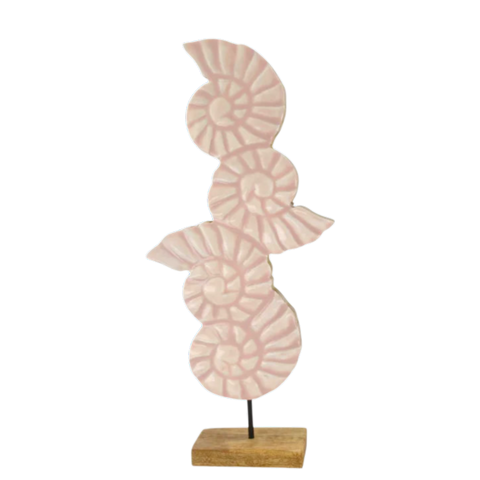Eine zarte rosa keramikskulptur mit gestapelten spiralförmigen ammoniten auf mangoholzsockel maritime holzfigur