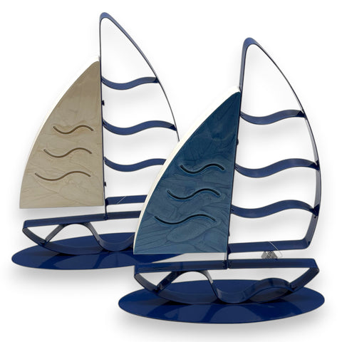 Zwei metall-segelboot wandkunststücke mit beige und tiefblauem segel und wellenmuster auf den segeln