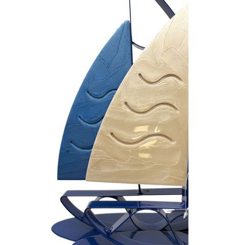 Blau-cremefarbenes metall-segelboot mit wellenmuster gravierten segeln als dekorative skulptur
